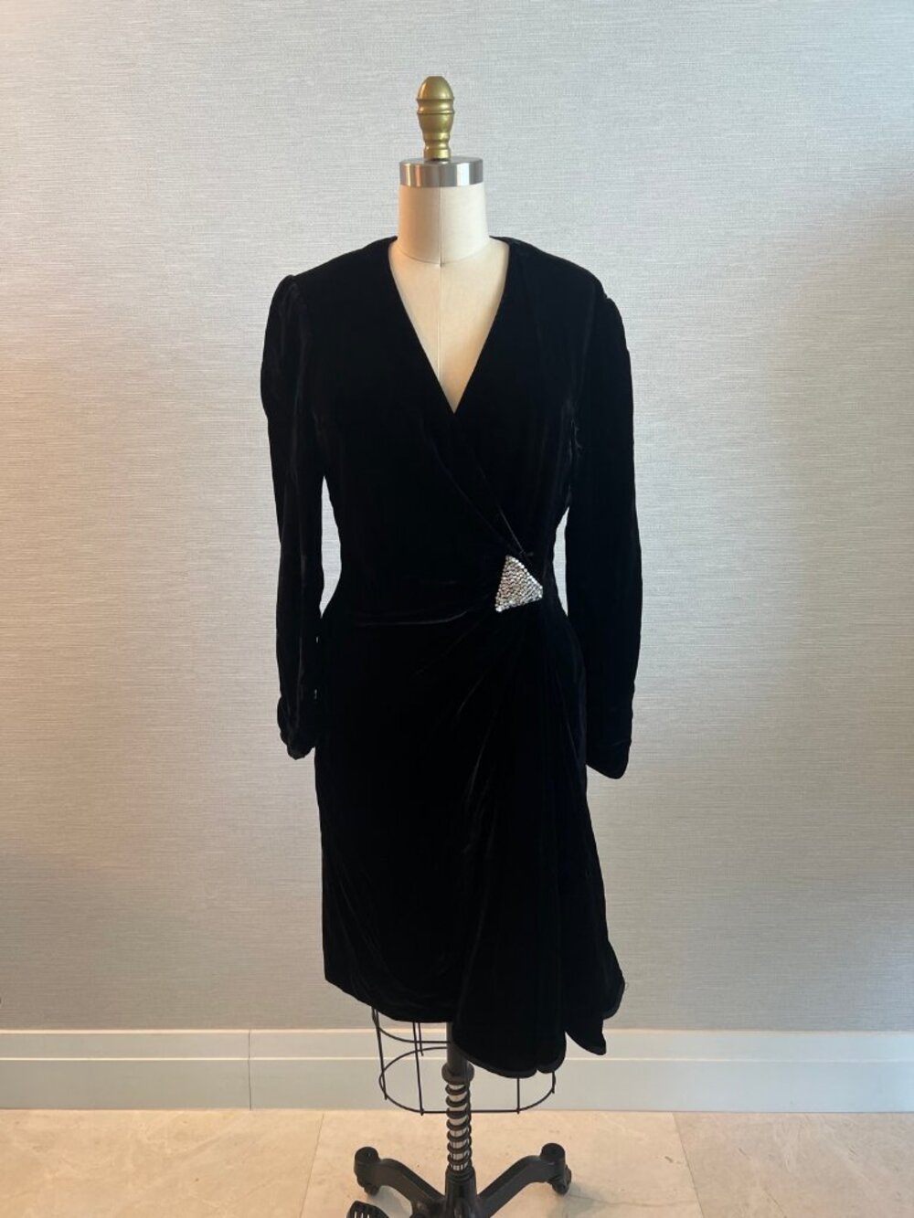 Valentino Night Black Velvet Wrap Dress Rhinestone Brooch Size 8